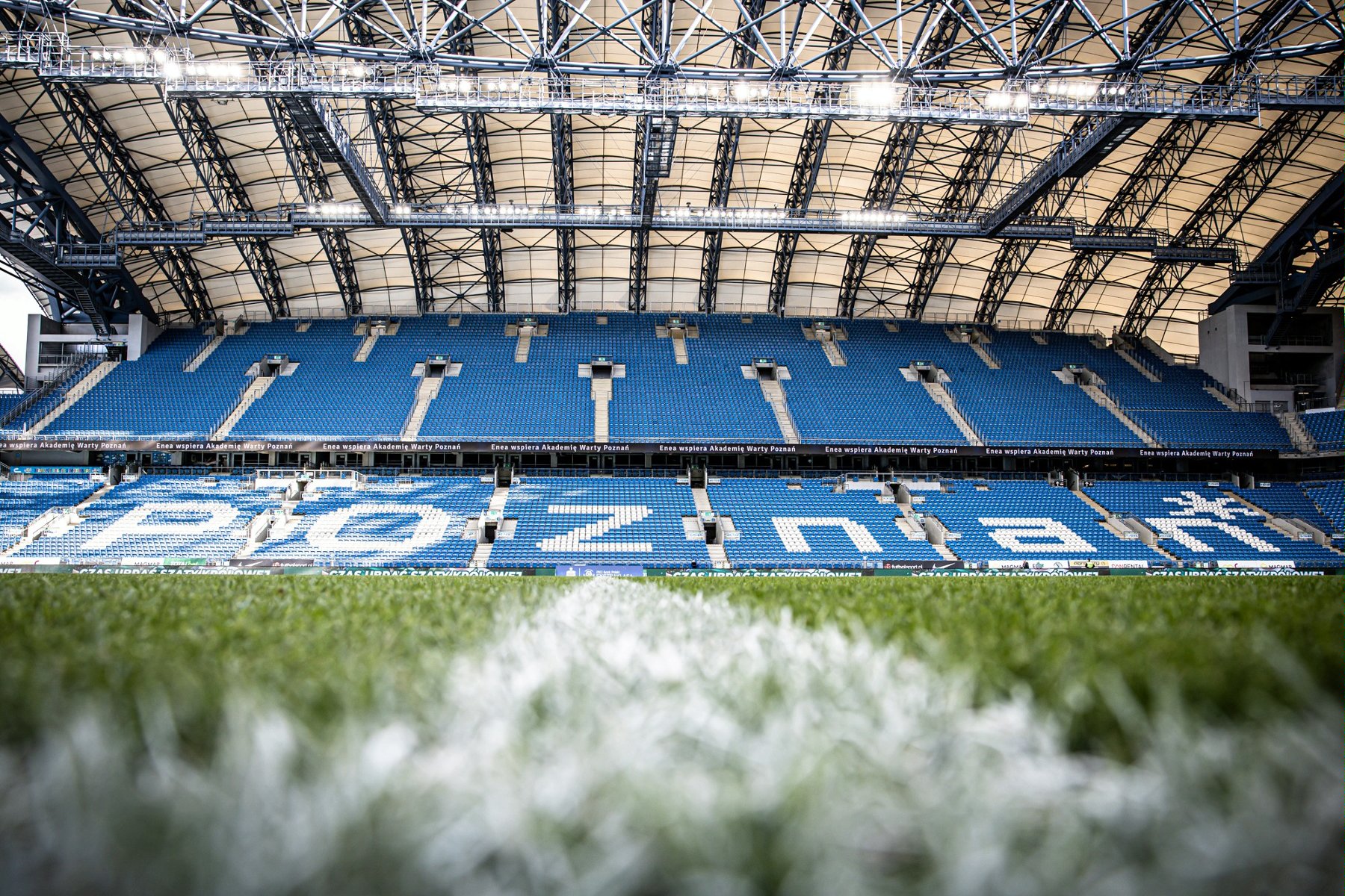 Widok na trybuny i murawę stadionu przy ul. Bułgarskiej - grafika artykułu