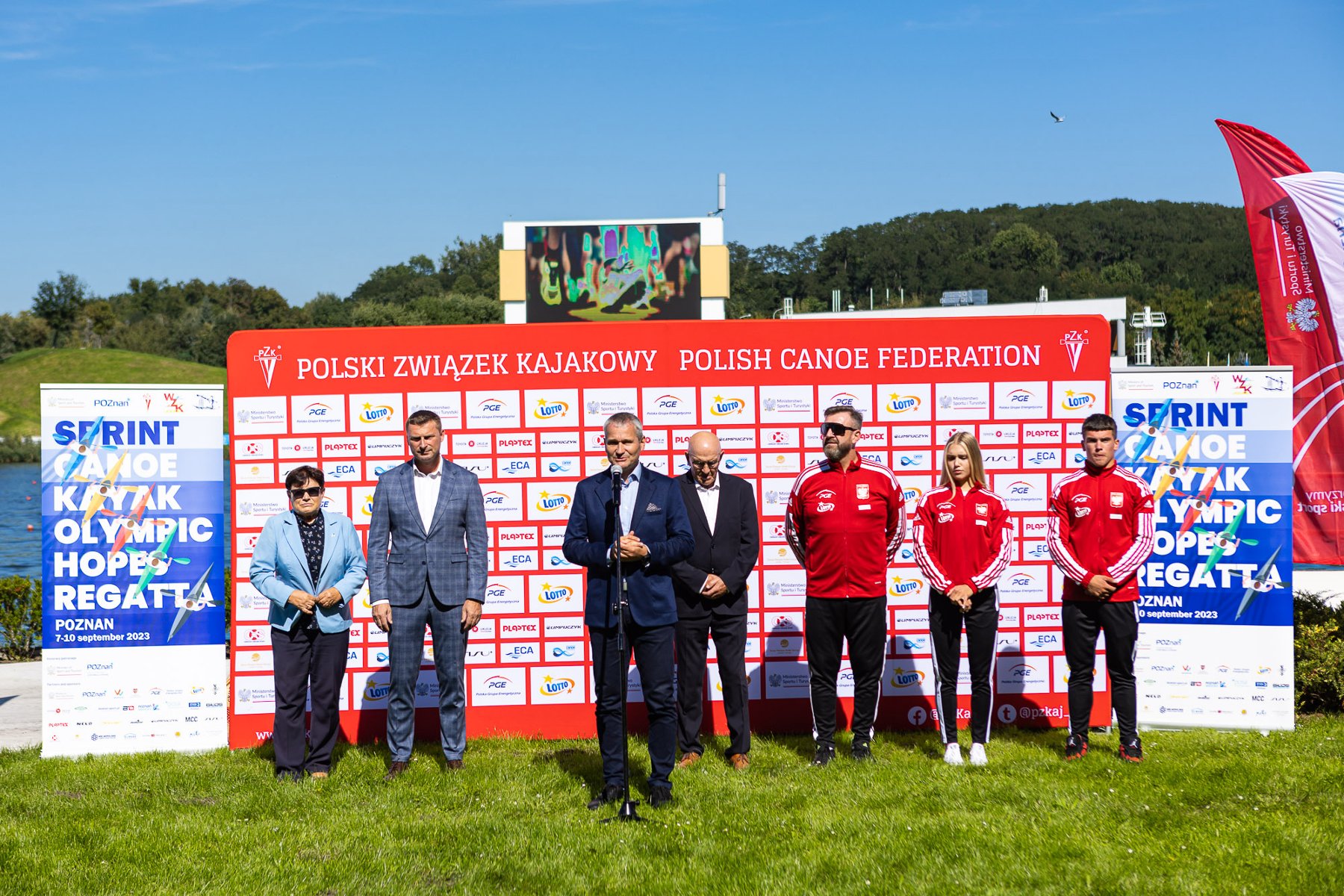 Na zdjęciu uczestnicy konferencji prasowej pod ścianką Polskiego Związku Kajakowego - grafika artykułu