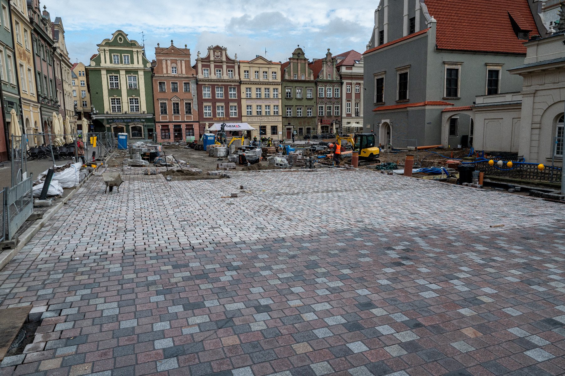 Na zdjęciu Stary Rynek, na nim spora nawierzchnia wyłożona kostką - grafika artykułu