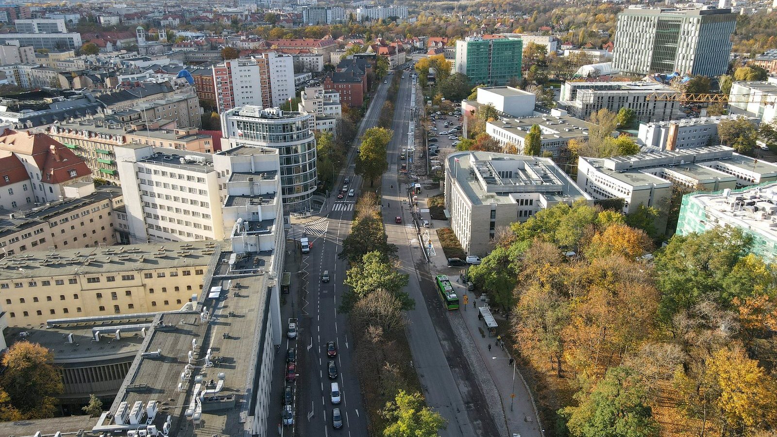 Na zdjęciu duża ulica widziana z lotu ptaka