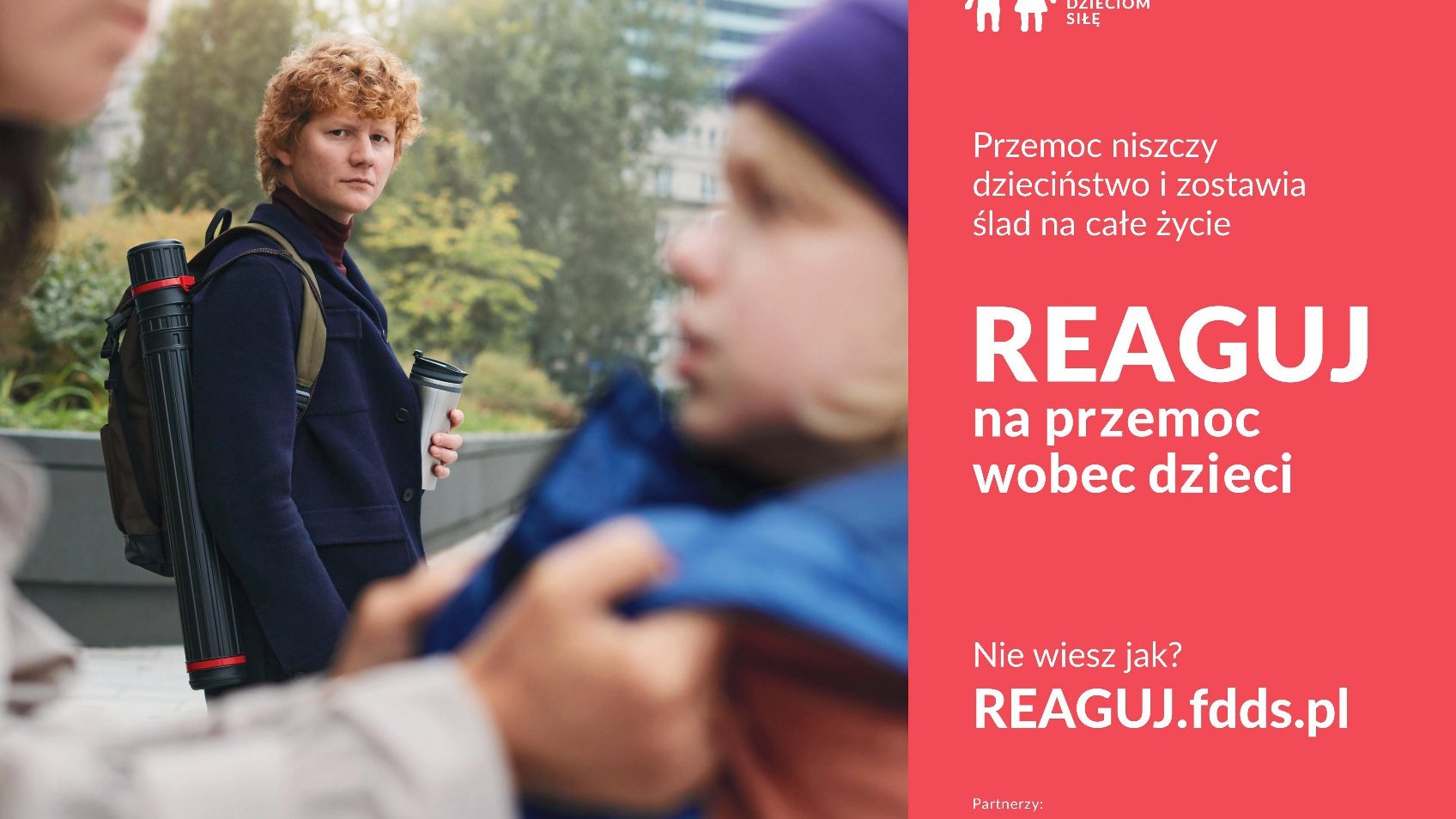 Plakat: zdjęcie krzywdzonego dziecka, obok najważniejsze informacje o tym, jak reagować