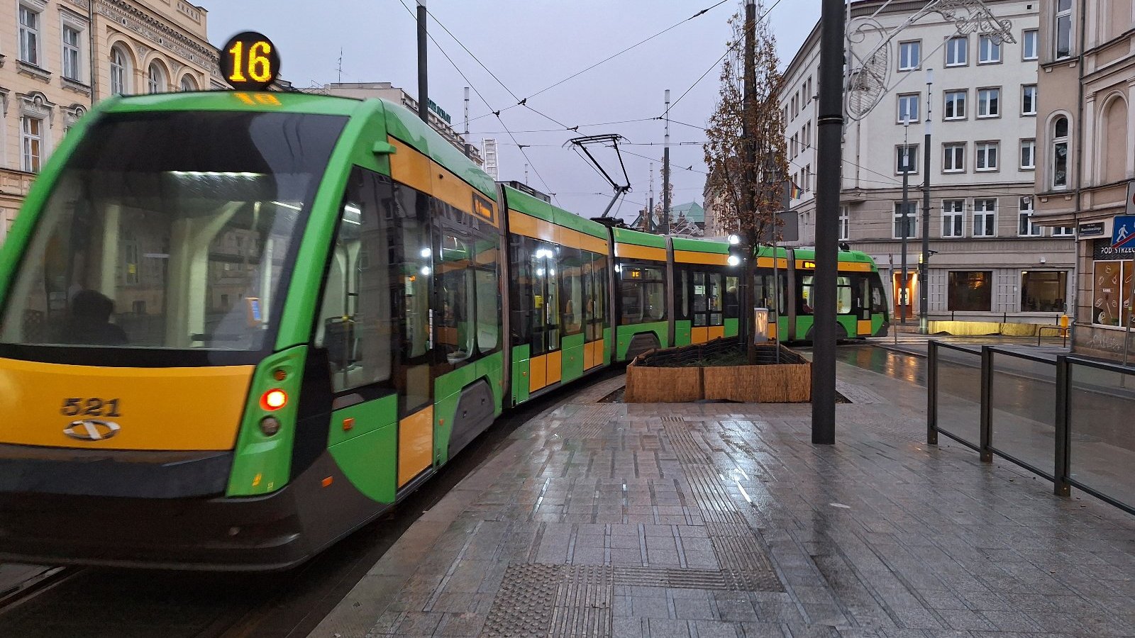 Galeria zdjęć tramwajów jadących w centrum