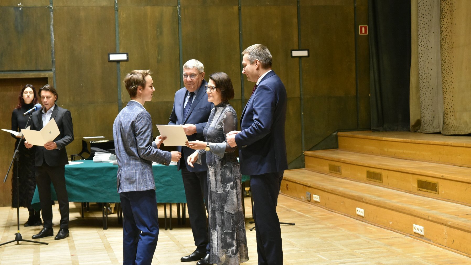 Zdjęcie przedstawia wręczanie nagród.