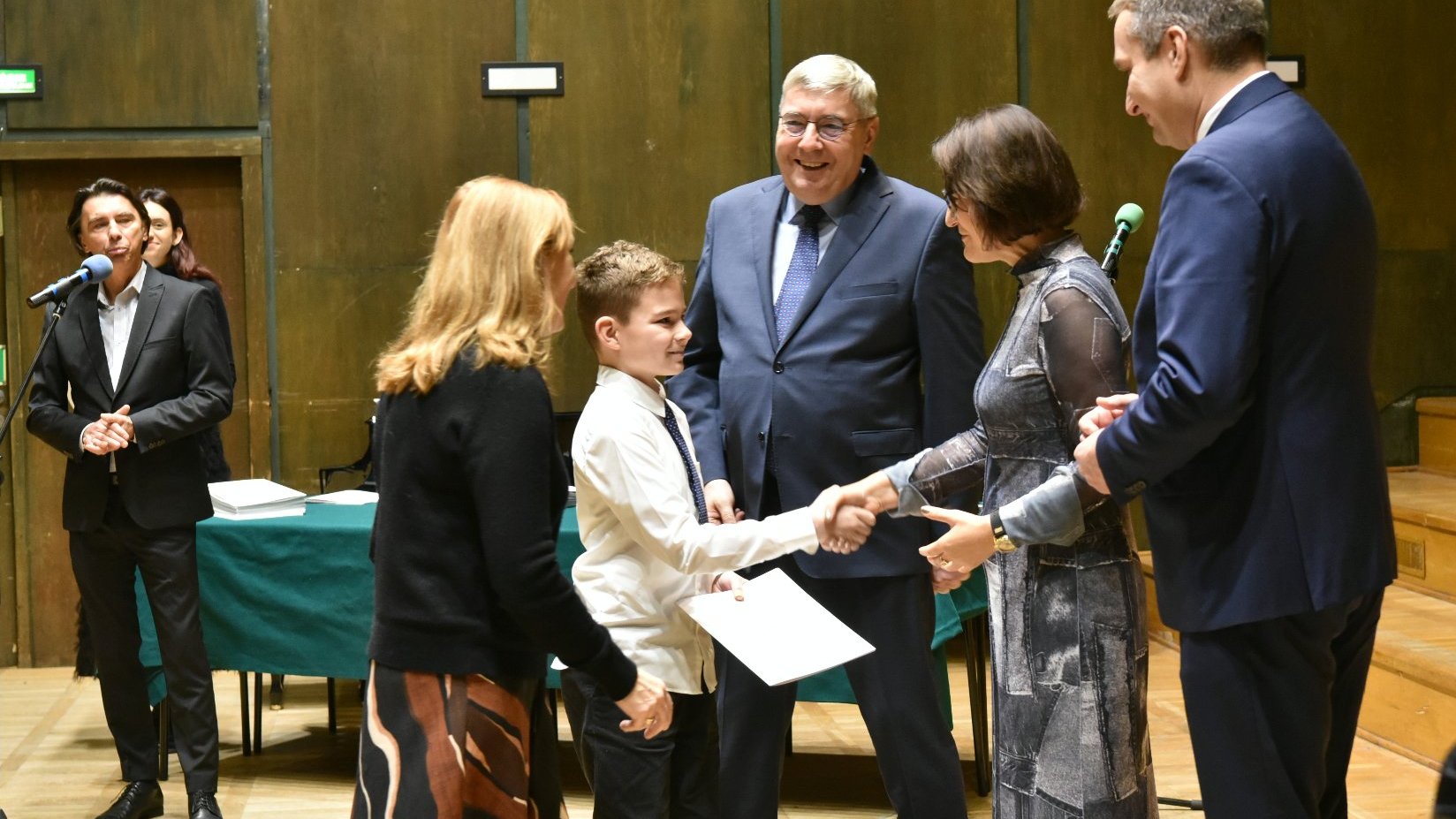 Zdjęcie przedstawia wręczanie nagród.