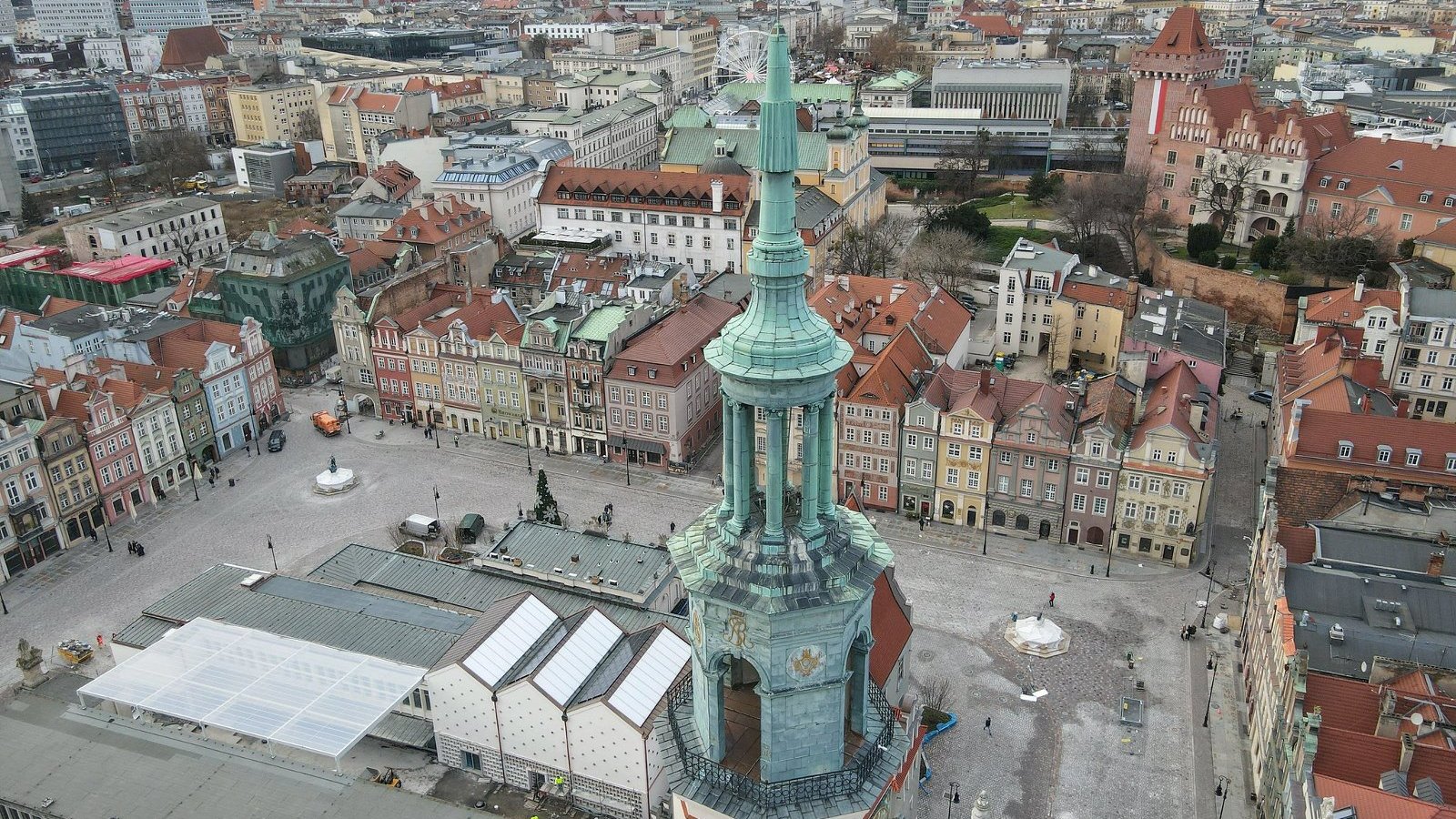 Galeria zdjęć ze Starego Rynku z nową nawierzchnią, drzewami i oświetleniem