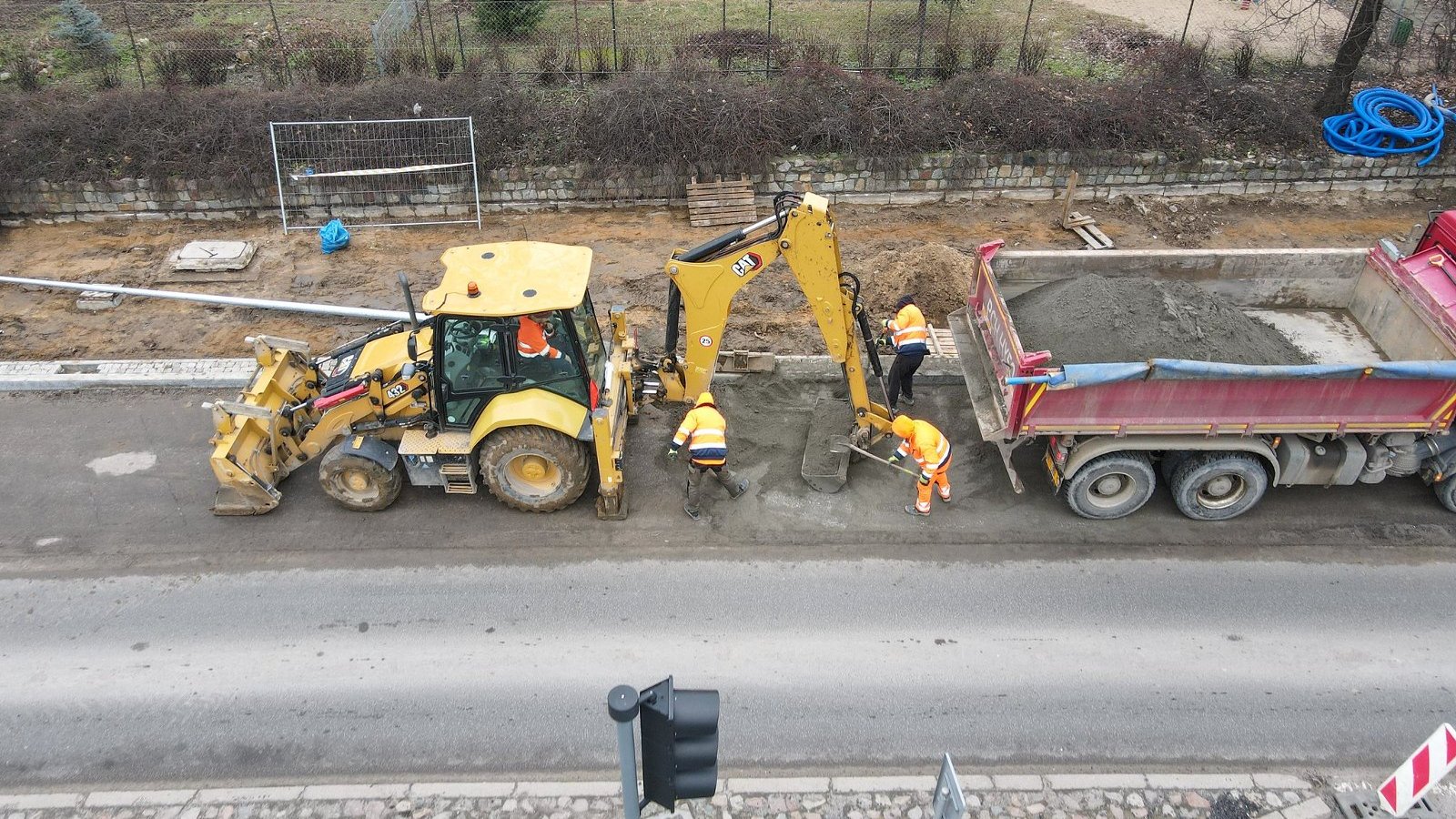 Na zdjęciu budowa drogi rowerowej, w centrum koparka i robotnicy