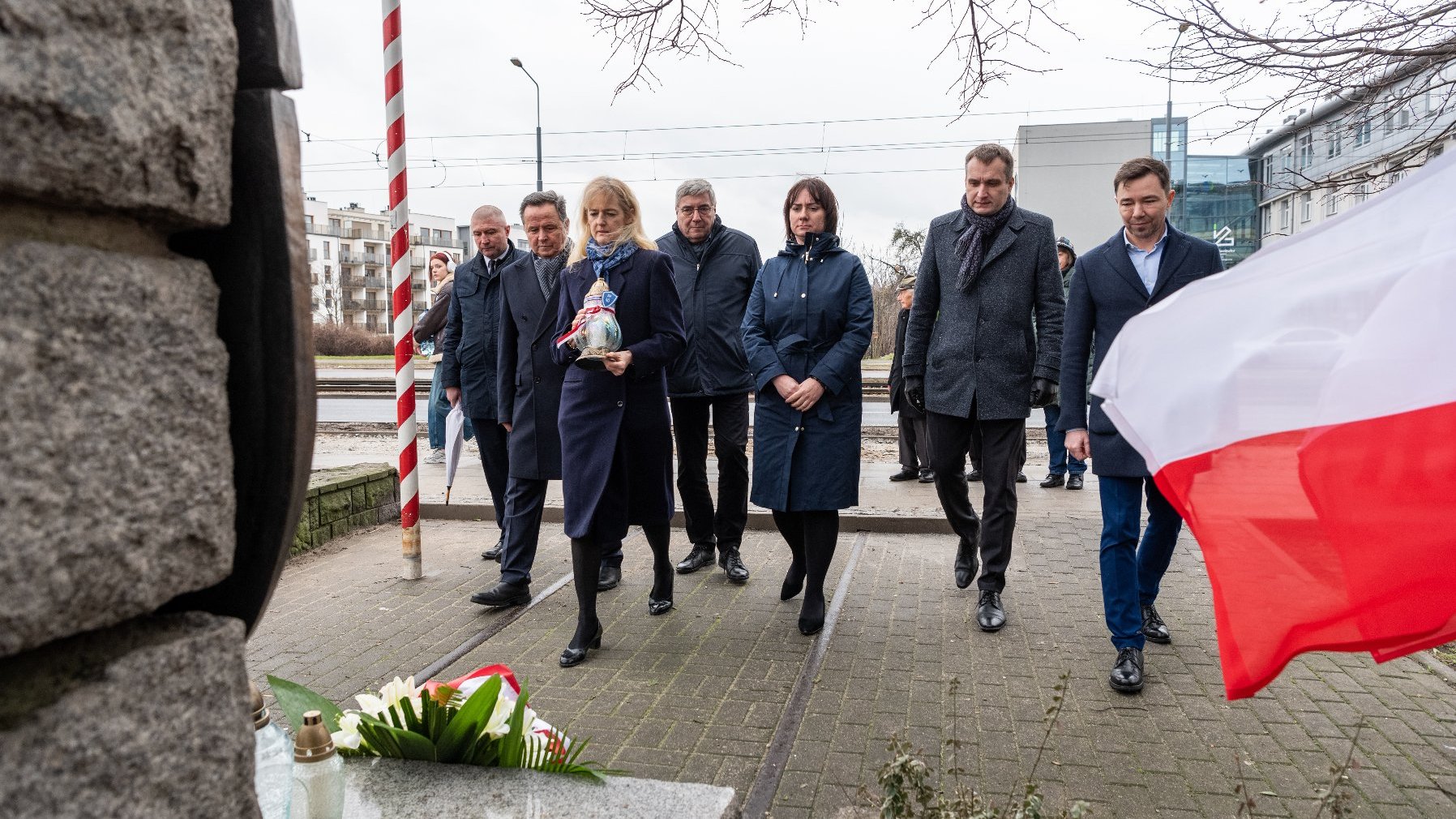 Galeria zdjęć przedstawia uroczyste złożenie kwiatów pod pomnikiem upamiętanijącym Akcję Bollwerk.