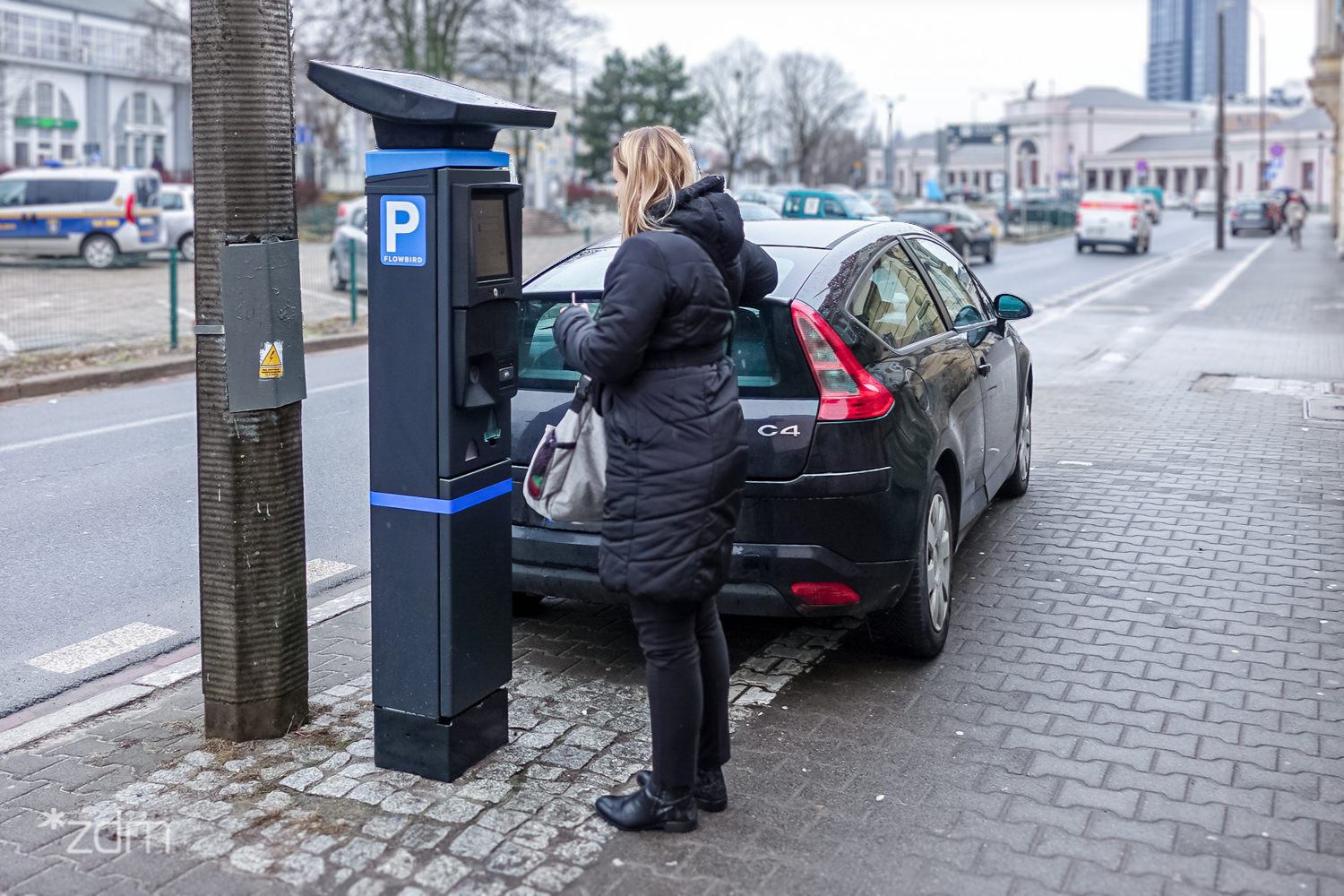 Nowoczesny parkomat, który w zeszłym roku stał przy Dworcu Zachodnim - grafika artykułu