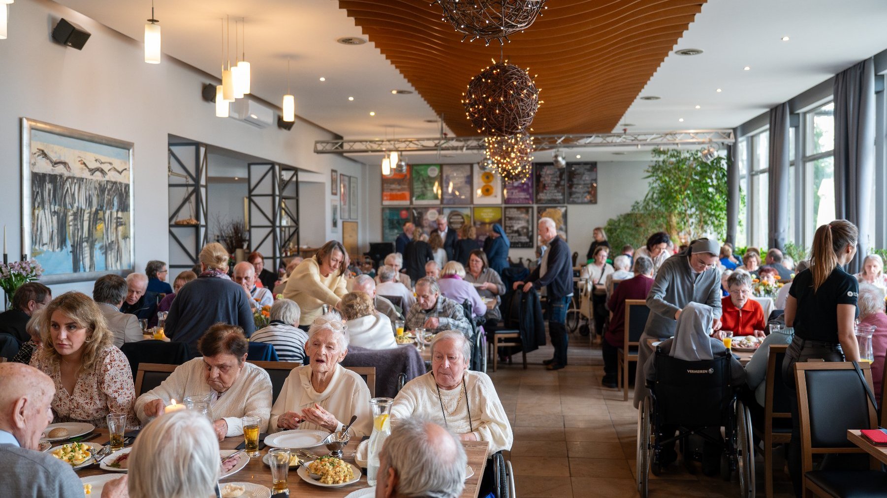 Na zdjeciu sala restauracyjna wypełnionna gośćmi