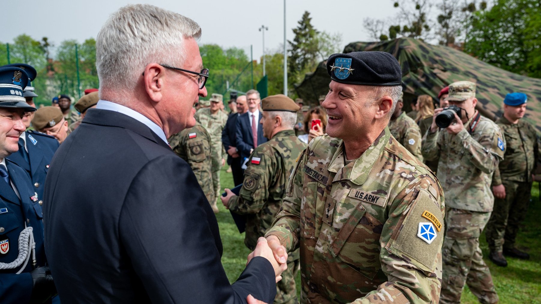 Galeria zdjęć przedstawia uroczyste przekazanie dowództwa V Korpusu US Army w Camp Kościuszko w Poznaniu.