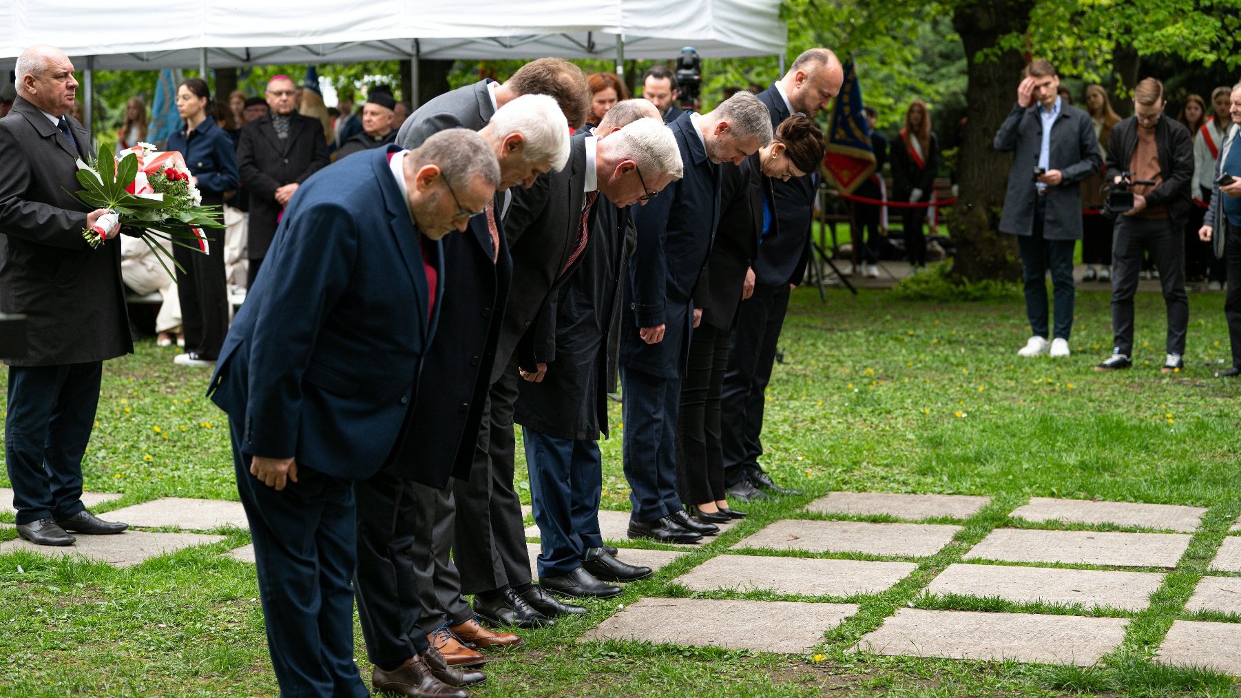 Na zdjęciu delegacja samorządowców, w pokłonie przed pomnikiem