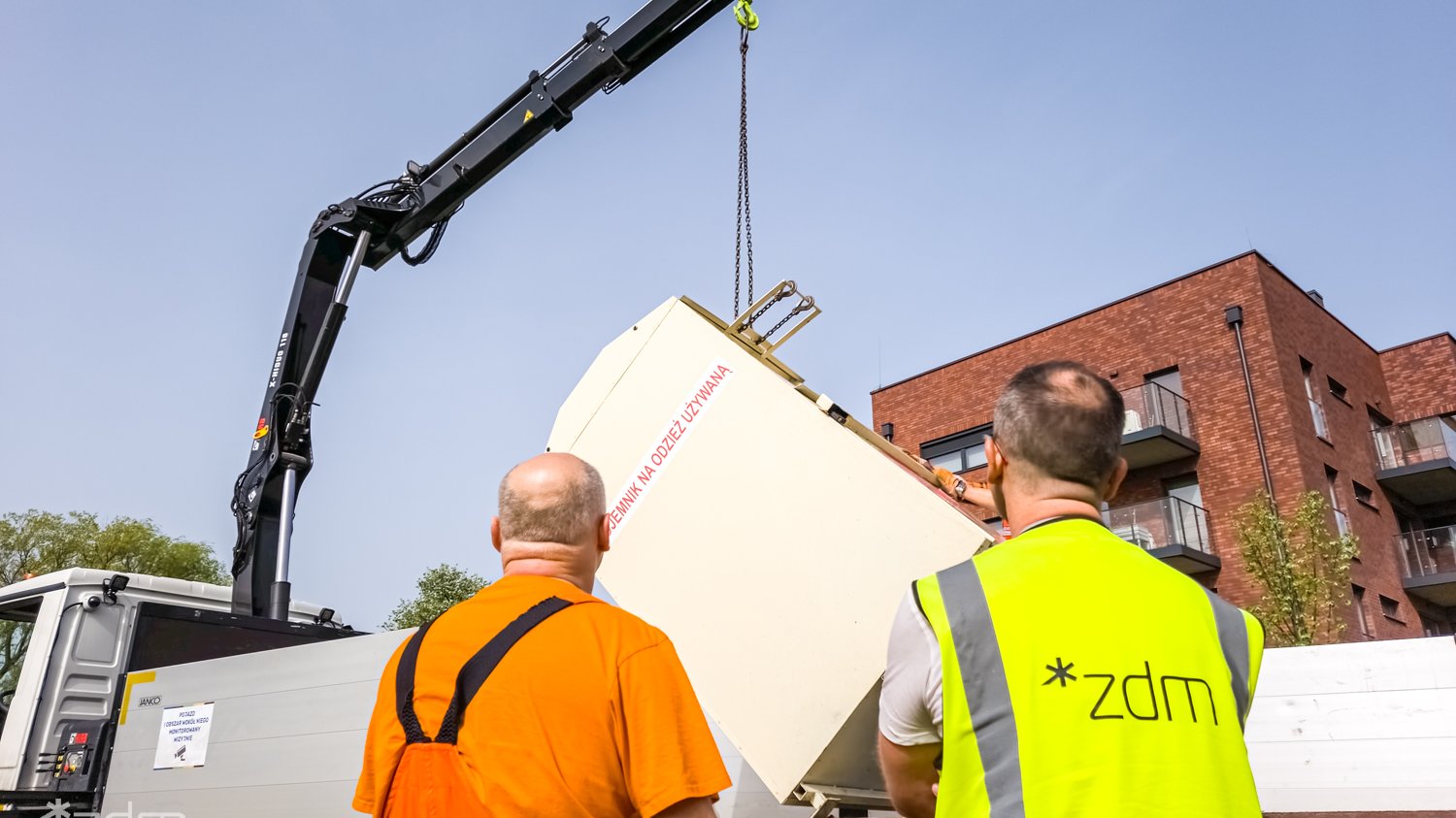 Galeria zdjęć z usuwania nielegalnie ustawionych pojemników na odzież