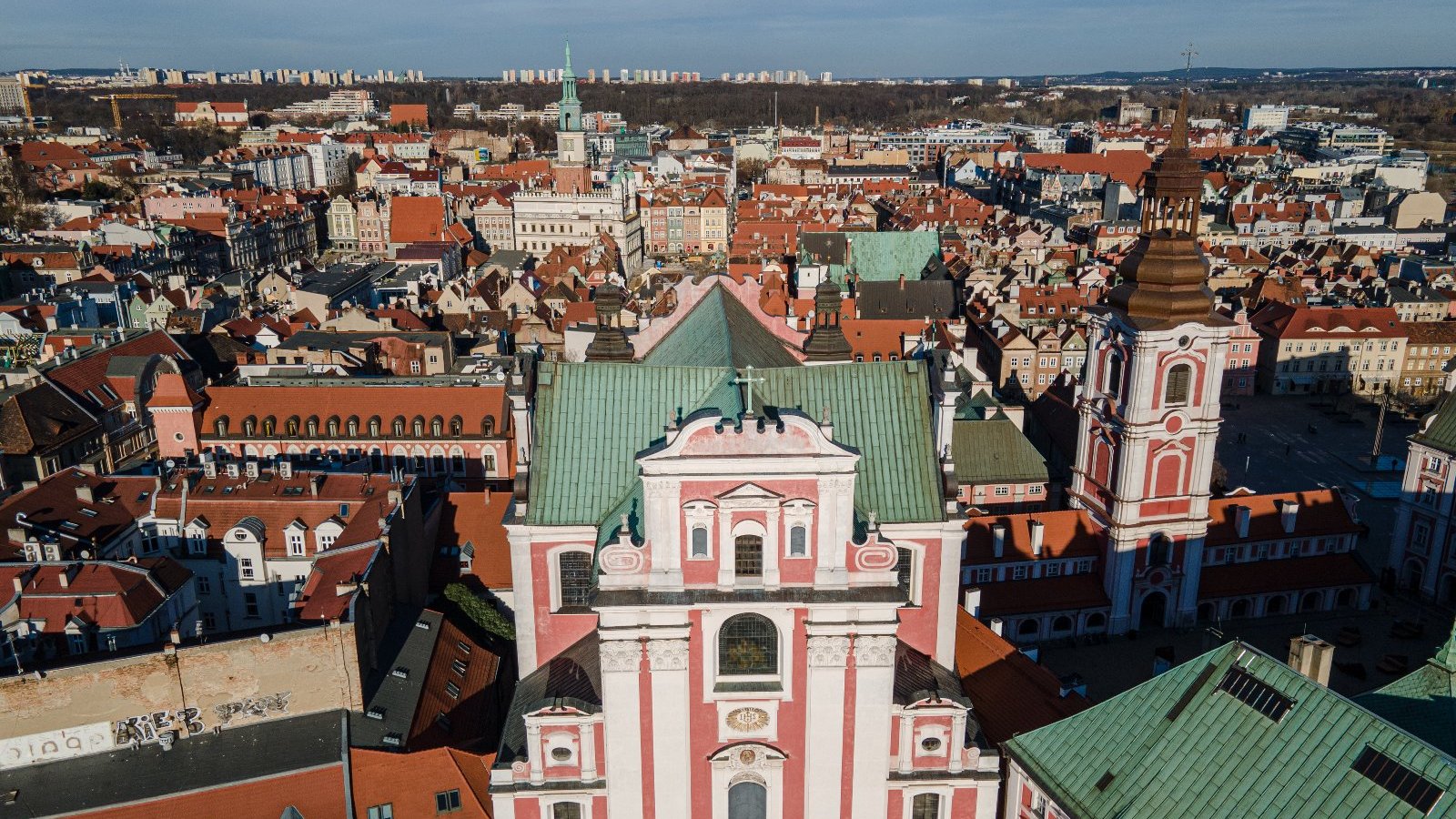 Zdjęcie przedstawia miasto Poznań z góry.