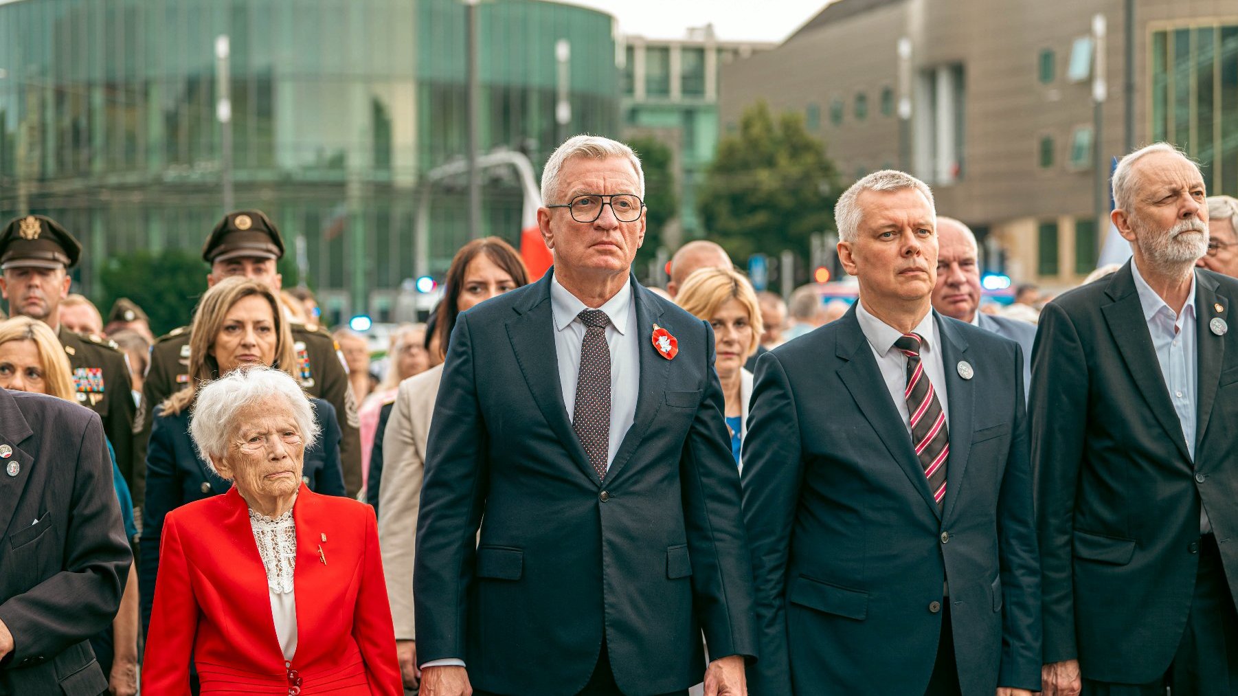 Na zdjęciu uczestnicy czerwca zebrani na placu