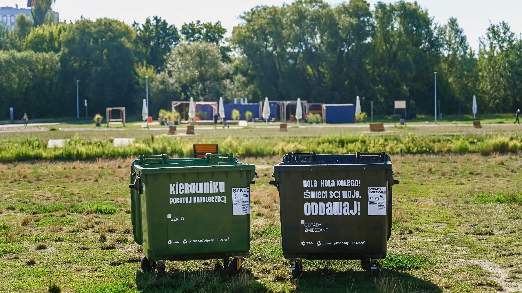 Zdjęcie przedstawia pojemniki na odpady z zabawnymi napisami.