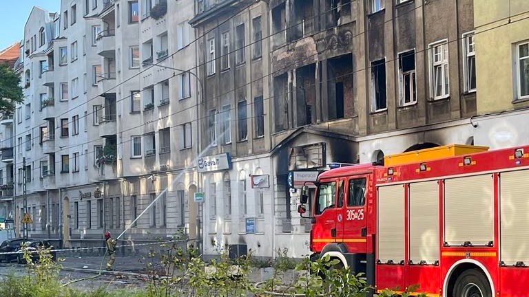 Mieszkańcy kamienicy zostali ewakuowani, trwa akcja strażaków