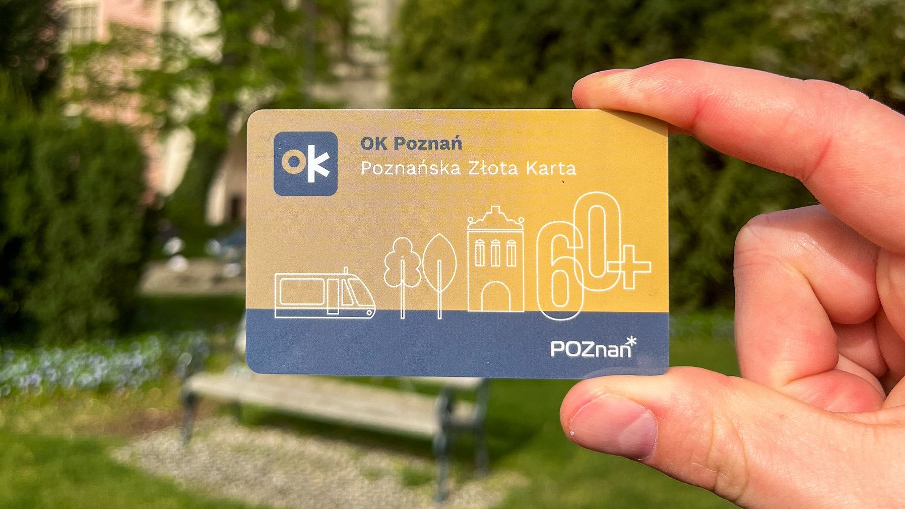 Na zdjęciu karta OK Poznań - Poznańska Złota Karta na tle zieleni