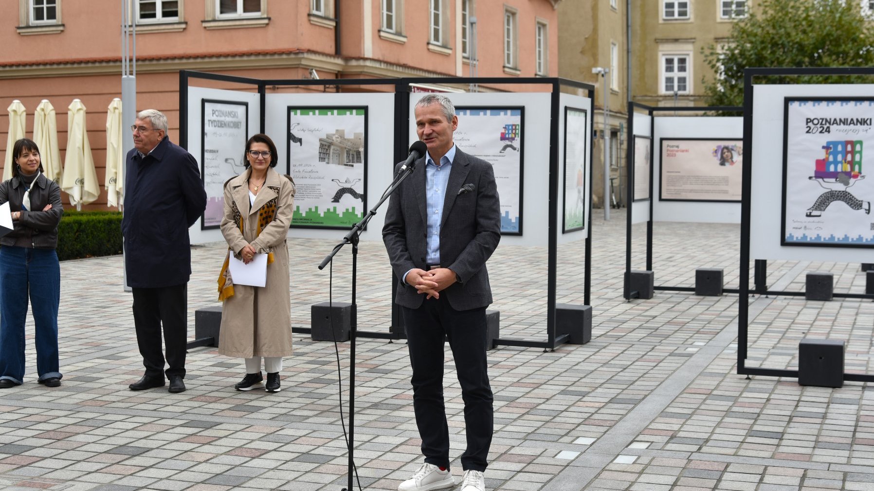 Zdjęcie przedstawiaosoby biorące udział w konferencji. Przy mikrofonie stoi wiceprezydent. Za jego plecami znajduje się wystawa.