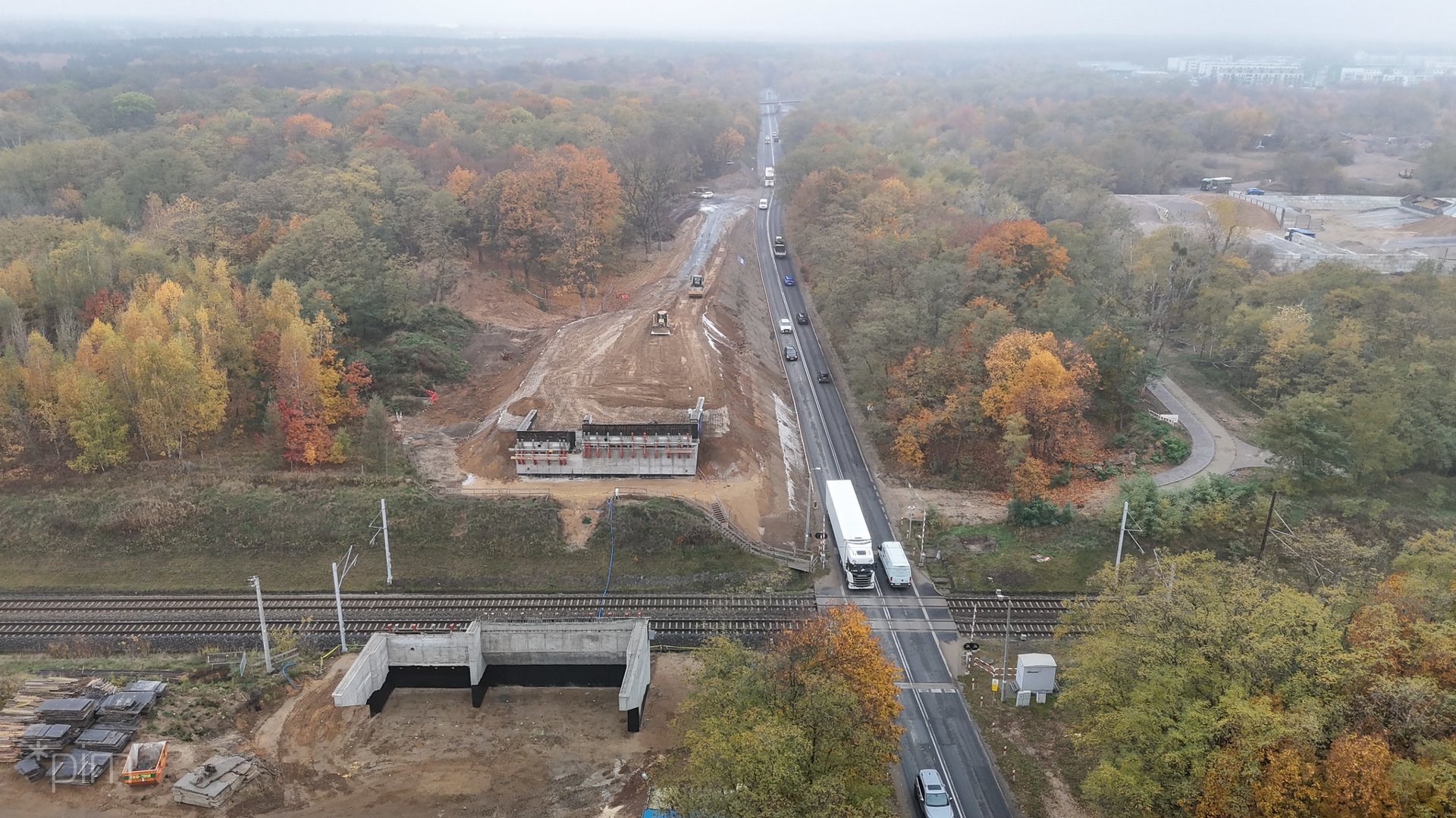 Zdjęcie z budowy wiaduktów i dróg w rejonie ulic Golęcińskiej i Lutyckiej. Wiadukt nad torami kolejowymi przy ul. Lutyckiej