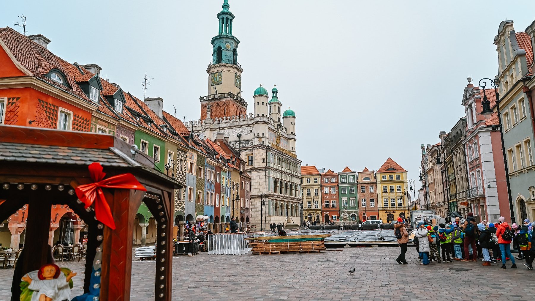 Budowa lodowiska przed domkami budniczymi na Starym Rynku