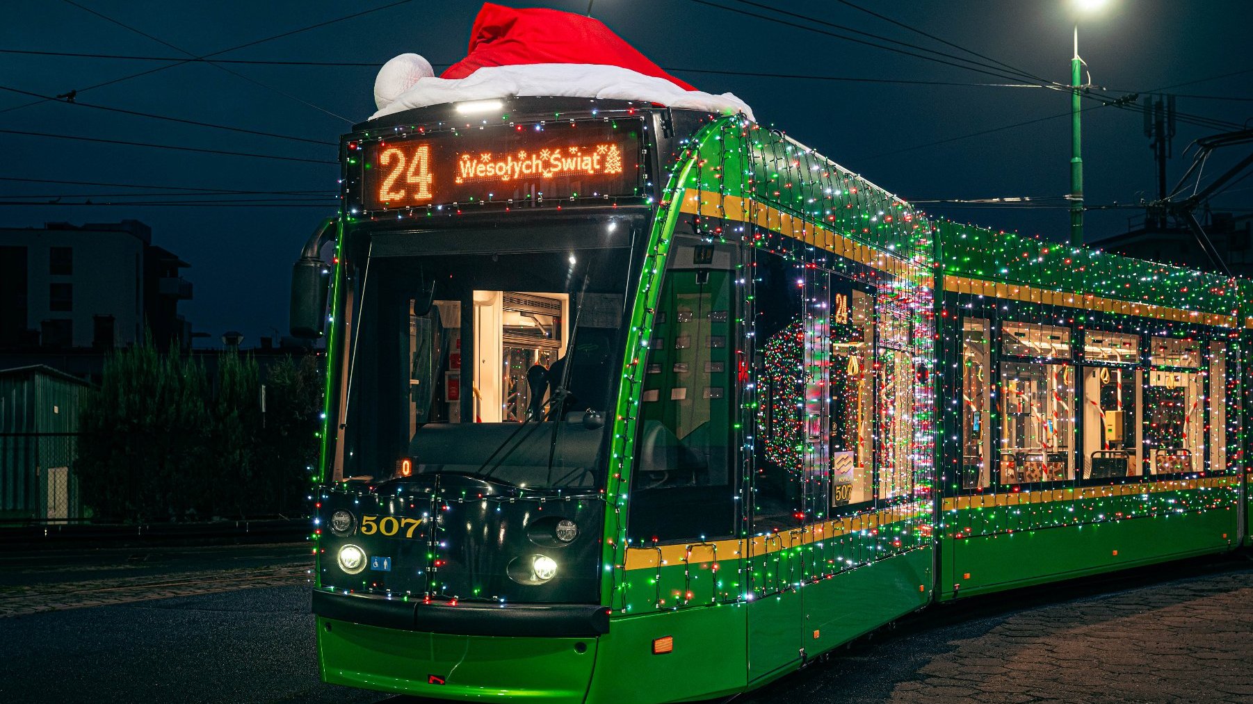 Na zdjeciu podświetlony tramwaj w czerwonej czapce