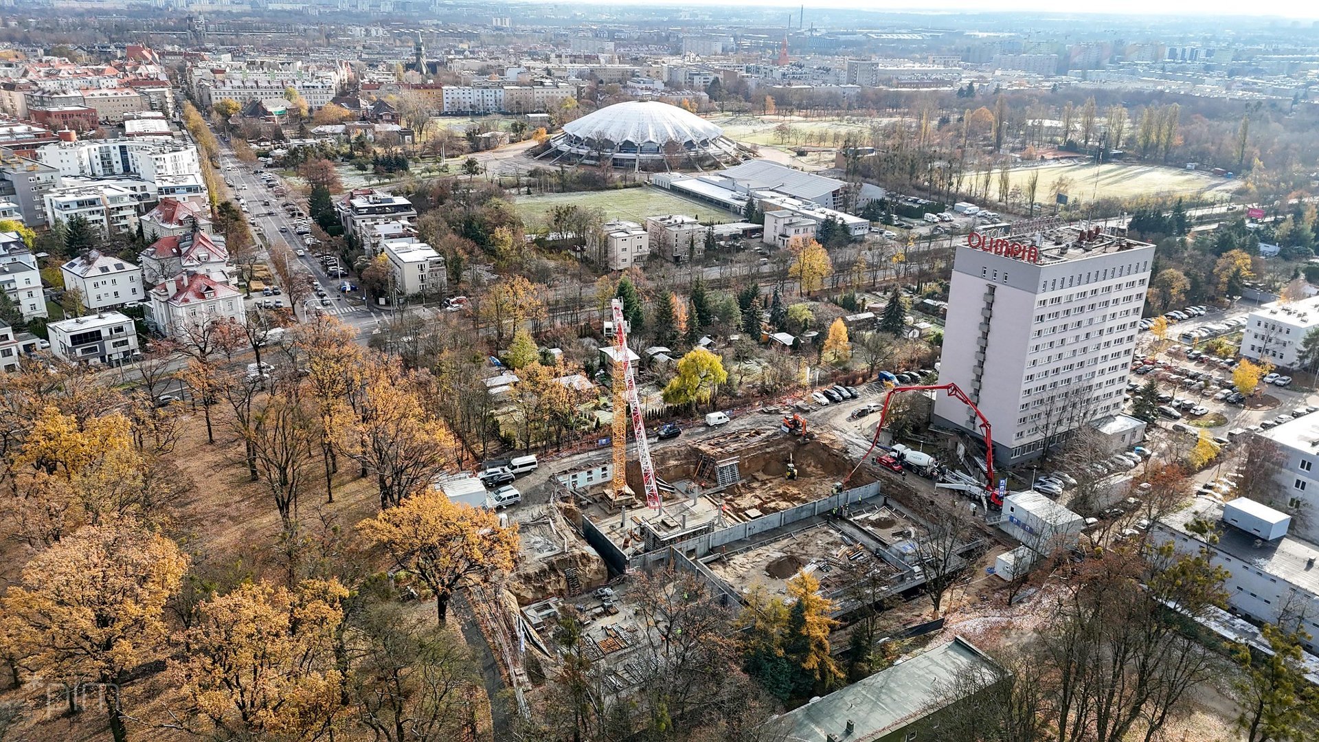 Widok z lotu ptaka na budowę pływalni przy ul. Taborowej. W tle widać halę Arena i park Kasprowicza