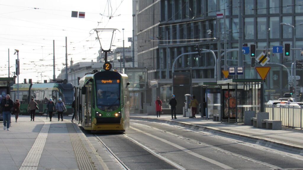 Tramwaj linii nr 2 jadący objazdem przez ul. Roosevelta