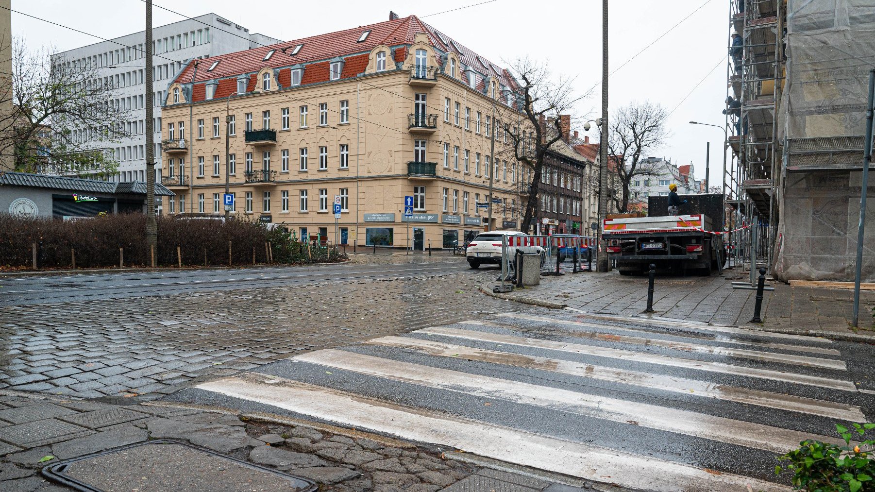 Przejście przez ul. Kochanowskiego i miejsce zaraz za nim, gdzie zostanie przesunięte przejście przez ul. Dąbrowskiego