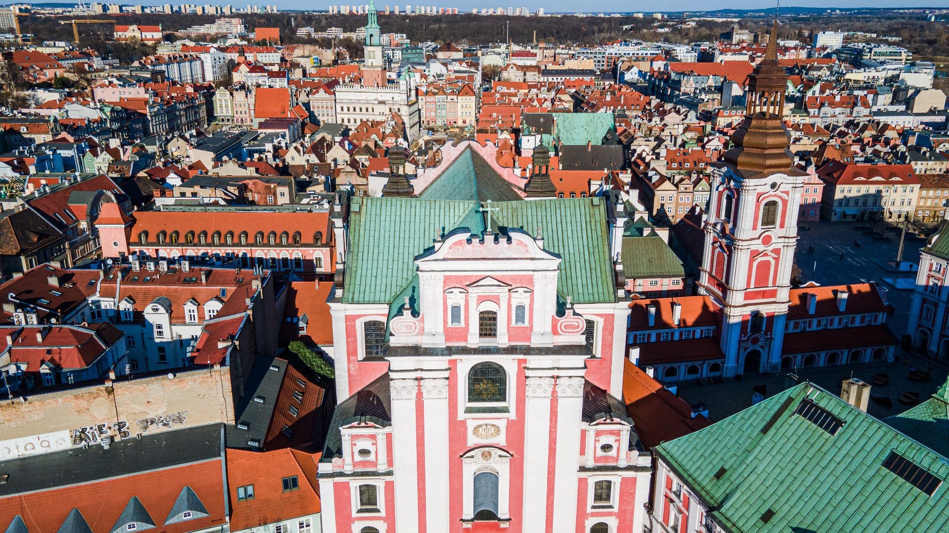 Na zdjęciu panorama miasta, na pierwszym planie plac Kolegiacki i fara