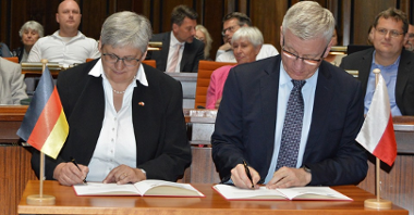 Jacek Jaśkowiak, prezydent Poznania i Sabine Tegtmeyer-Dette, pierwsza radna Hanoweru, podpisali "Memorandum kontynuacji dobrych stosunków"