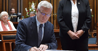 Jacek Jaśkowiak, prezydent Poznania i Sabine Tegtmeyer-Dette, pierwsza radna Hanoweru, podpisali "Memorandum kontynuacji dobrych stosunków"