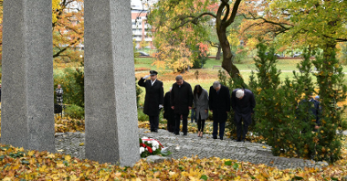 Galeria zdjęć ze składania kwiatów w dniu Wszystkich Świętych na grobach zasłużonych przez przedstawicieli poznańskiego samorządu