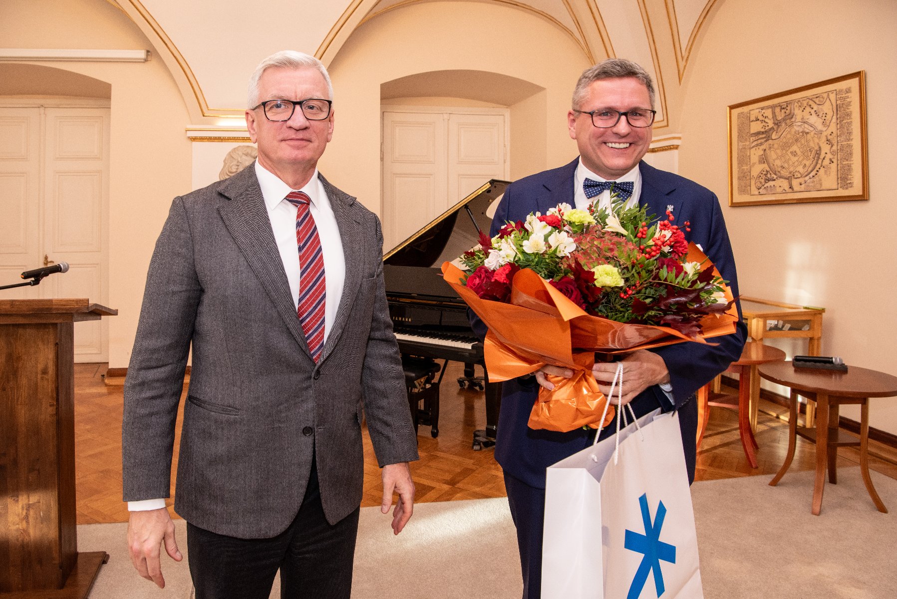Na zdjęciu profesor Rybka i prezydent Poznania pozują do obiektywu - grafika artykułu