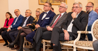 Na zdjęciu goście w Sali Białej, siedzący na krzesłach. Wśród nich prezydent Poznania i przewodniczący rady miasta
