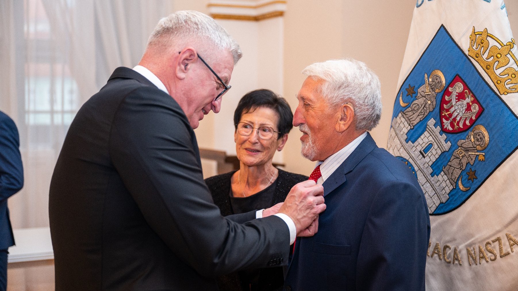 Jacek Jaśkowiak wręcza Medal za Długoletnie Pożycie Małżeńskie