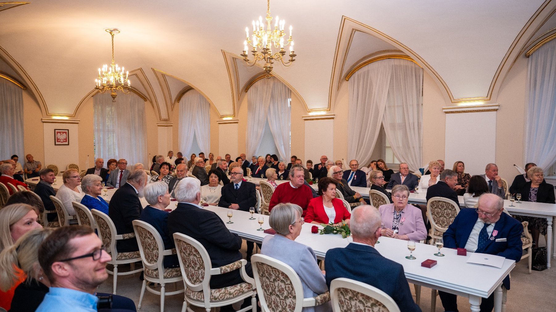 Małżeństwa z przynajmniej 50-letnim stażem oraz ich rodziny w Sali Białej