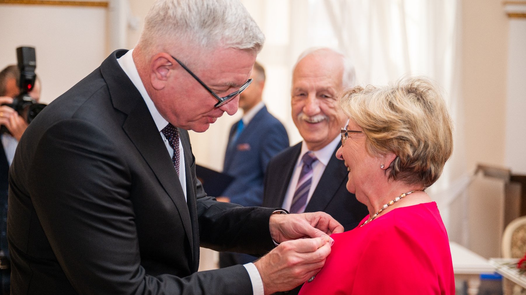 Jacek Jaśkowiak wręcza Medal za Długoletnie Pożycie Małżeńskie