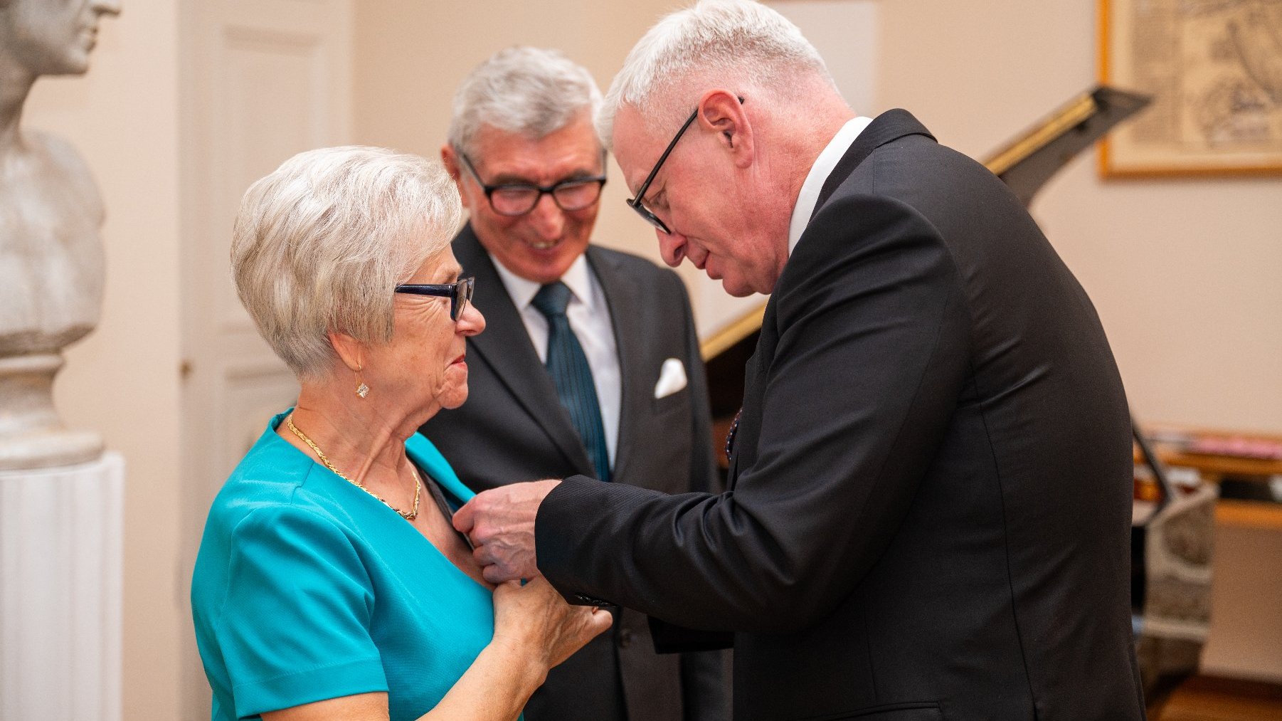 Jacek Jaśkowiak wręcza Medal za Długoletnie Pożycie Małżeńskie