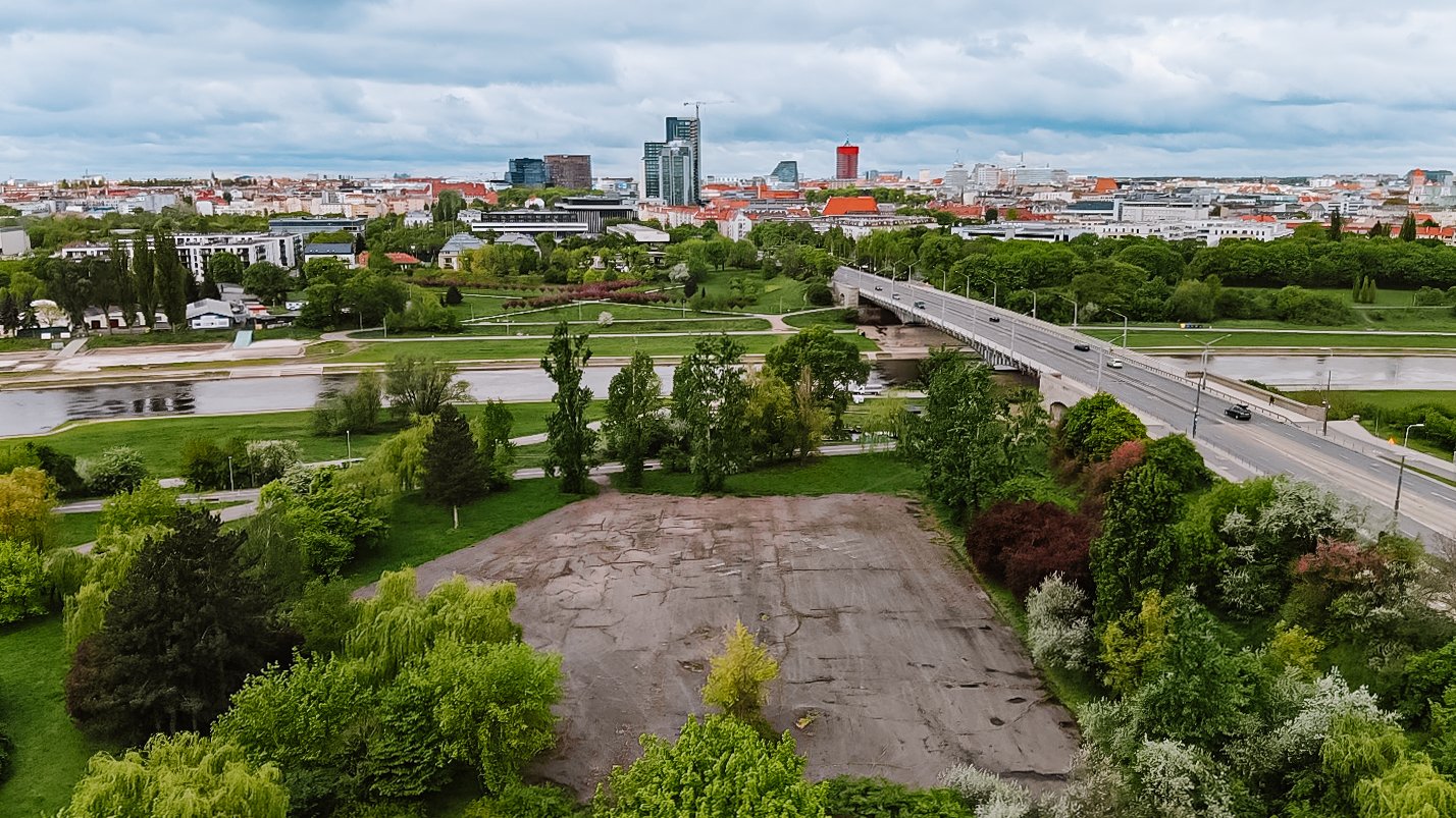 Widok na zabetonowany teren po dawnej makiecie koło mostu Królowej Jadwigi