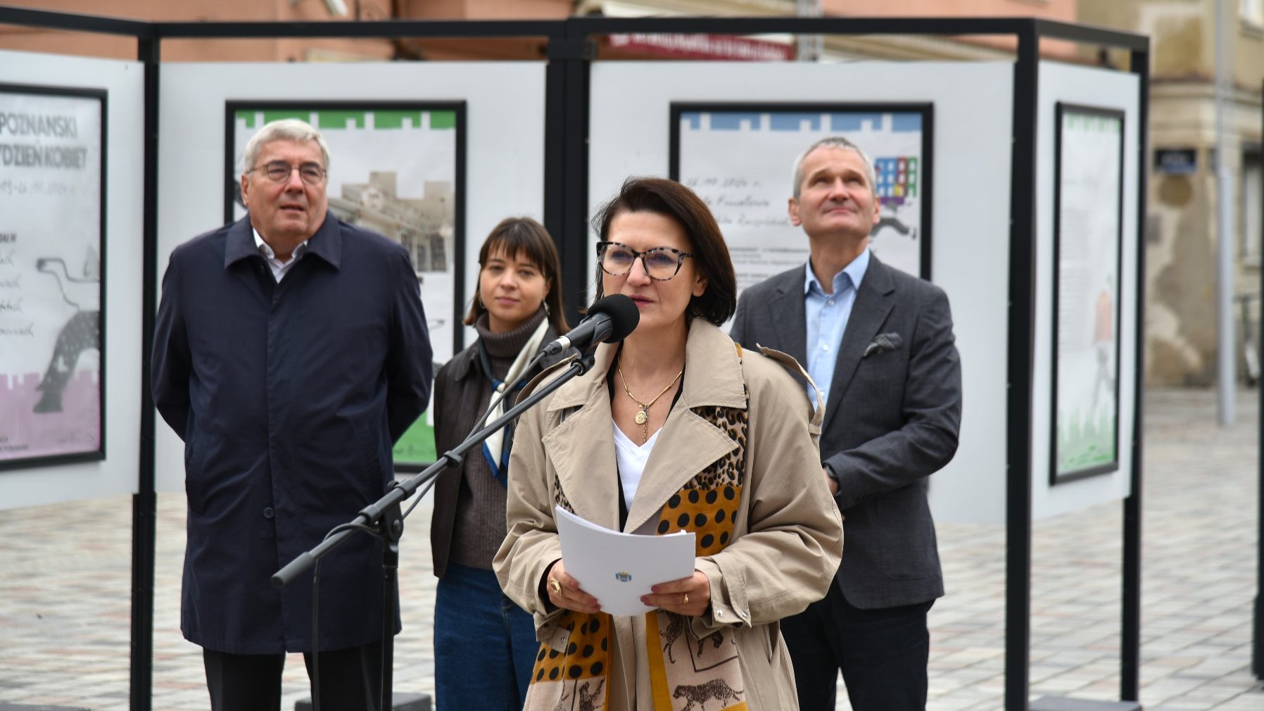 Zdjęcie przedstawiaosoby biorące udział w konferencji. Przy mikrofonie stoi radna Marta Mazurek. Za jej plecami znajduje się wystawa.