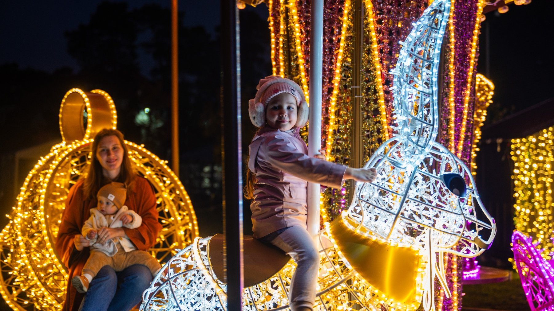 Galeria zdjęć przedstawia iluminacje świetlne i oglądających je ludzi.