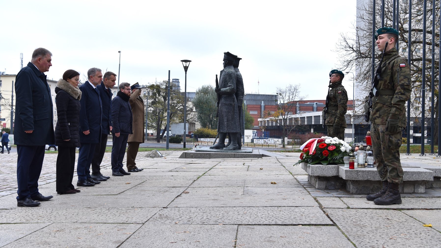 Galeria zdjęć ze składania kwiatów przez przedstawicieli poznańskiego samorządu na grobach zasłużonych Wielkopolan i pod najważniejszymi pomnikami