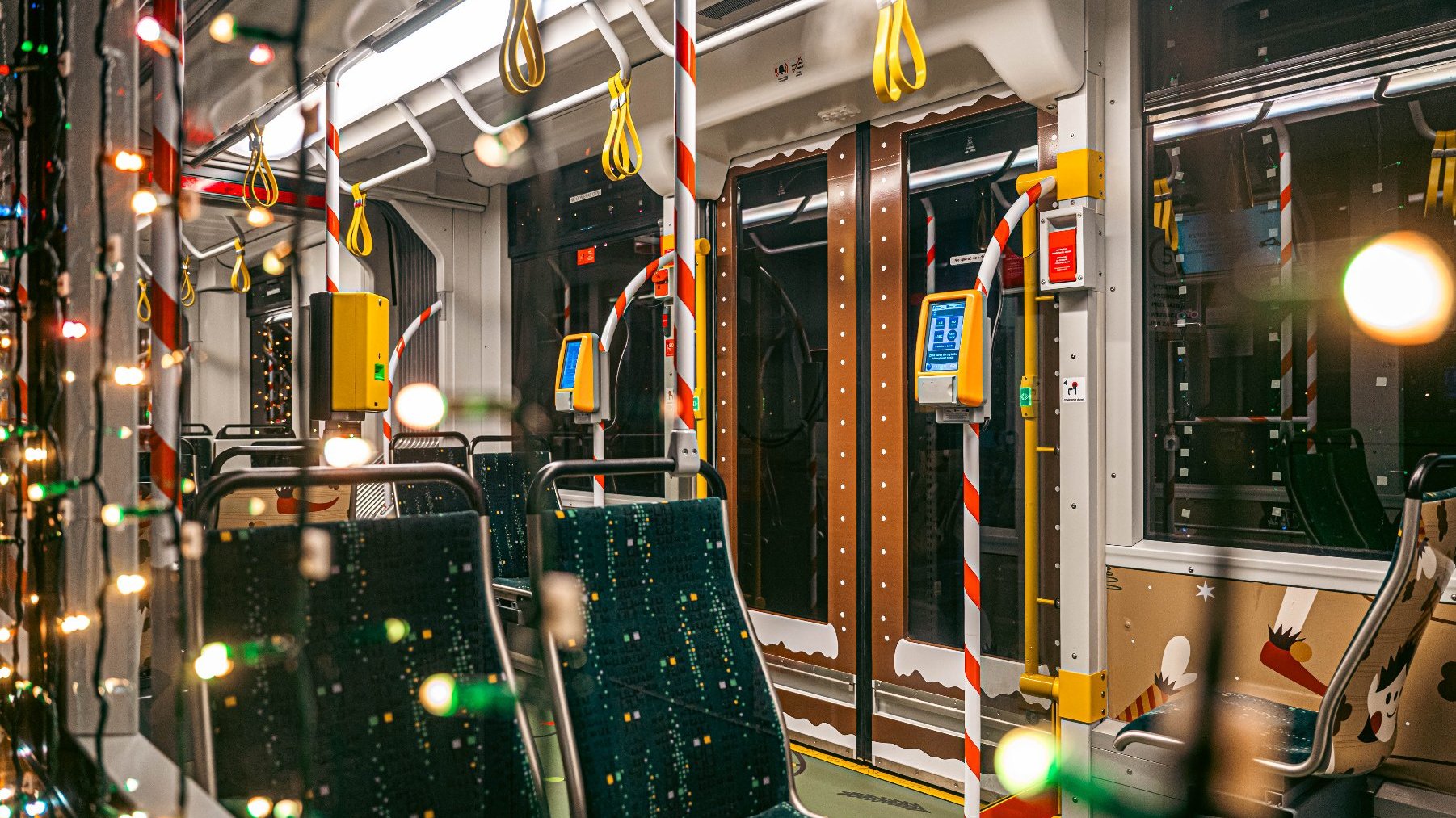 Na zdjeciu kolorowe, ozdobione lampkami zdjęcie tramwaju