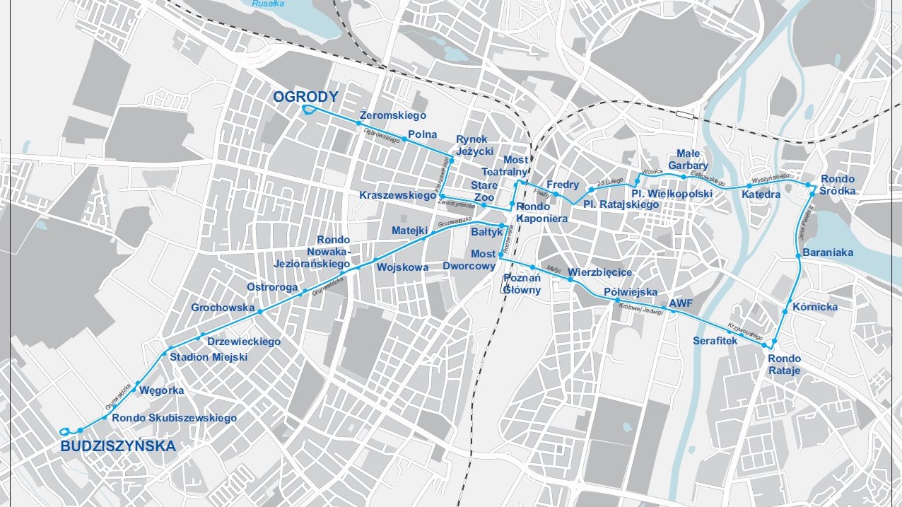 Schemat linii tramwajiowej z naniesioną na niebisko trasą na mapie Poznania