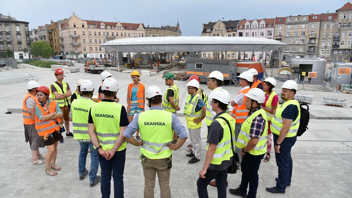 Mariusz Wiśniewski, zastępca prezydenta Poznania, wspólnie z radnymi miejskimi i osiedlowymi spotkali się na terenie nowo powstającego rynku Łazarskiego - grafika artykułu