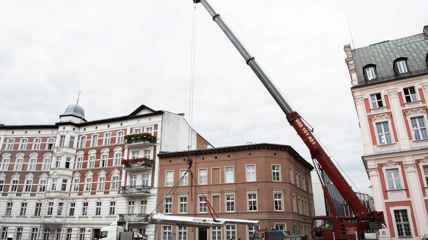 Zegar Historii stanął na placu Kolegiackim