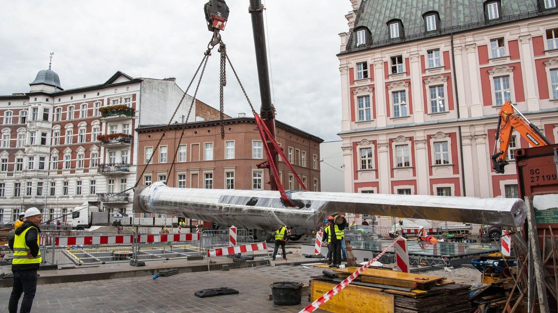 Zegar Historii stanął na placu Kolegiackim