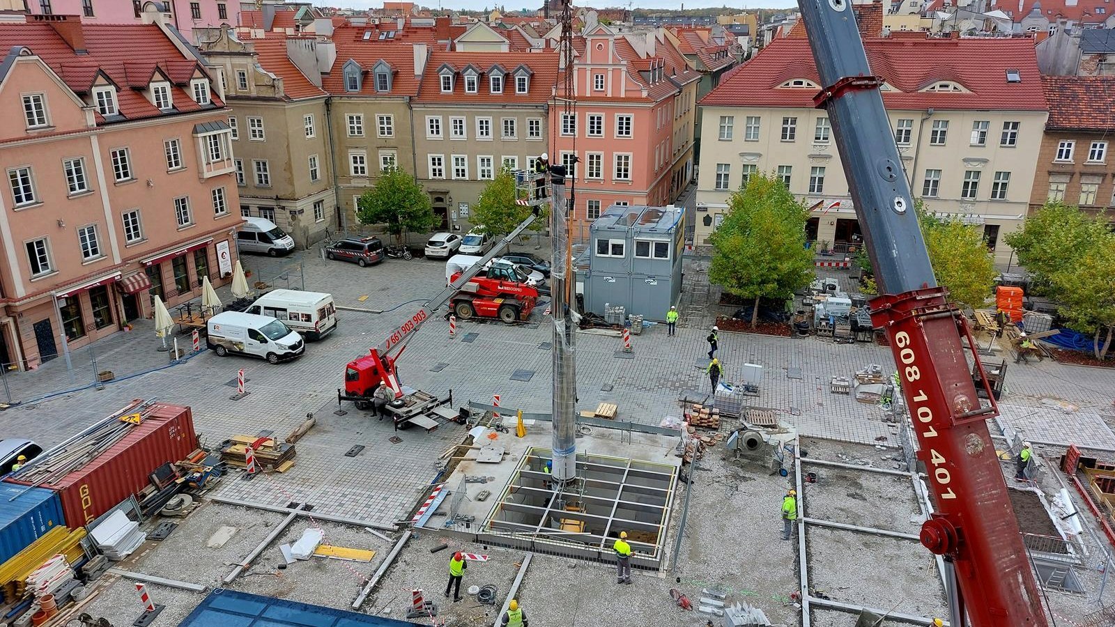 Zegar Historii stanął na placu Kolegiackim