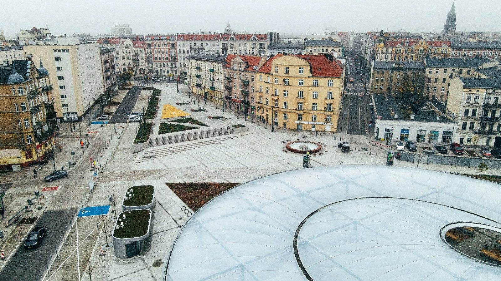 W pierwszych dniach grudnia osoby sprzedające na tymczasowym targowisku przy ul. Głogowskiej, na tyłach Zespołu Szkół Muzycznych przeniosą się na nowo wyremontowany Rynek Łazarski - grafika artykułu