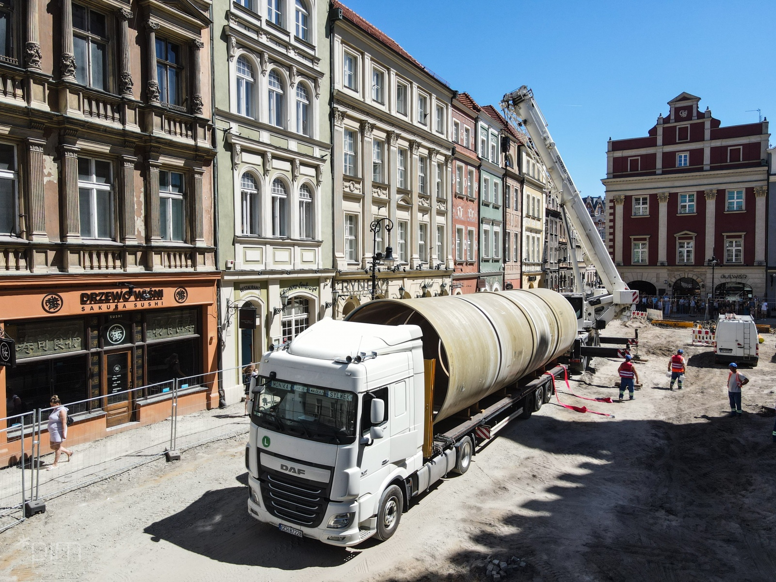 Wielkie rury z Turcji na Starym Rynku (foto: PIM) - grafika artykułu